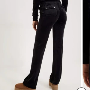 INTRESSEKOLL JUICY SET - Hej! Här kommer en intressekoll på mitt Juicy Conture set! Både byxa och tröja. Använda max 5 ggr. Passar perfekt på mig som är 160cm. Nypris: 2000 tänka mig sälja enskilt plagg, skriv så disscuterar vi pris! Tröja L/ Byxa XL 