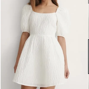 Superfin studentklänning! - Superfin klänning från NA-KD, perfekt inför studenten! Inga tydliga tecken på användning! Kostar 399kr nypris och är just nu helt slutsåld! Storlek 34🫶🏻 Köparen står för frakten!