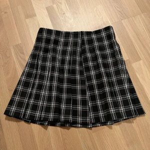 Gullig veckad kjol - Gullig veckad kjol, svart-vit rutig. Endast använd en gång, inga märken. 