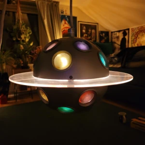 VINTAGE IKEA BLIMP LAMP - Lampa från ikea som inte säljs längre, projecerar stjärnor och andra motiv i flertal färger! Standard sladd med knapp, lite repig (se sista bilden) 💌