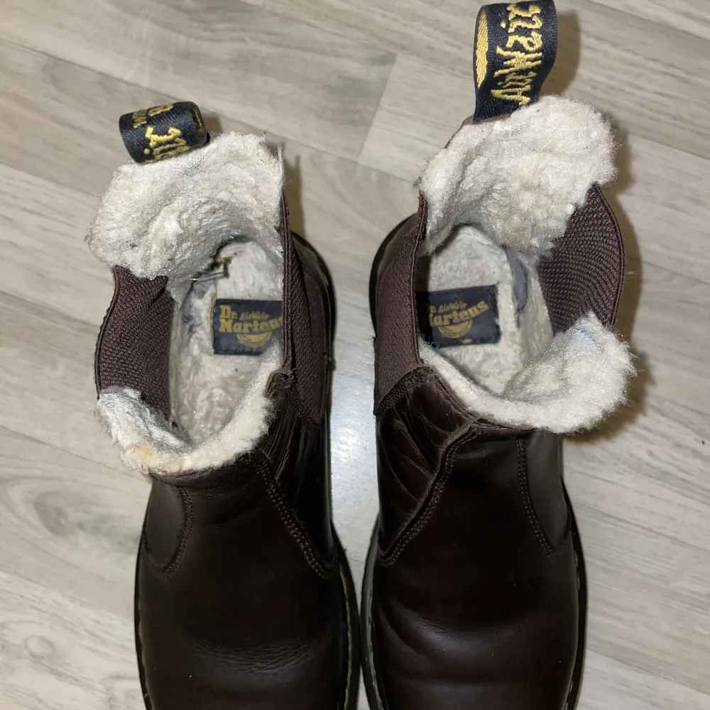 Bruna Dr.Martens boots. Fodrade. Mycket fint skick, storlek 39. Säljer för 300kr + frakt. Skor.