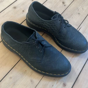 Dr martens  - Dr Maryens storlek 39. Fint skick men kan behöva ett par nya skosnören 😊. Svart/grå/matta i sin färg med lite struktur. Coola! 