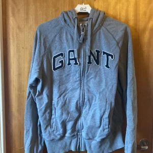 Zip hoodie  - säljer min gant zip hoodie eftersom jag ej använder den längre.  bra skick💓!