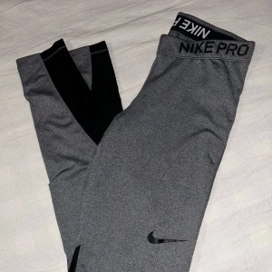 träningstights - gråa träningstights från nike med svarta detaljer, storlek S men skulle även passa XS, byxorna är använda endast ett fåtal gånger💕
