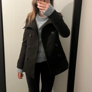 Kort kappa - Svart kort kappa från h&m. Perfekt till våren. Fint skick!