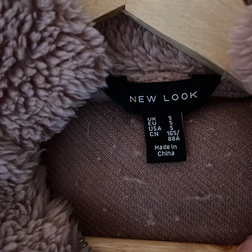 Rosa Teddy jacka/sweatshirt från New look (asos)! Strl S. Är i super bra skick trots använd, säljer för den är lite kort i armarna för mig men annars varm och skön. . Hoodies.