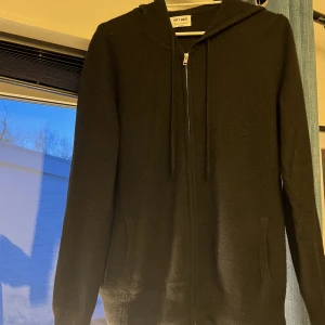 Soft goat - Tja! Säljer nu mina fina soft goat hoodie i svart färg. Storlek M och sitter tts. 8/10 skick utan flaws, endast lite nopprig vilket kan tas bort hur lätt som helst. Skön hoodie med nypris på drygt 2500 sek. Säljer för 1150, bud från 800 sek