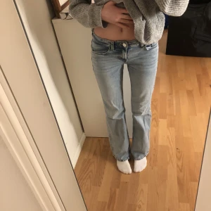 Lågmidjade utsvängda jeans  - Säljer nu mina lågmidjade utsvängda jeans. De är köpta förra sommaren men använda sparsamt. Säljer då jag har flera jeans i samma färg och försöker rensa garderoben.  Midjemåttet är 70 cm men de är väldigt stretchiga och innerbens längden är 80 cm. 