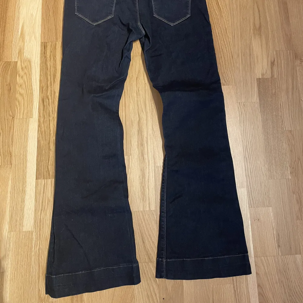 Supersnygga lågmidjade bootcut jeans från Replay! Aldrig använda då de inte passar mig, storlek 30. Originalpris ca 1000 kr. Jeans & Byxor.