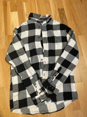 Snygg rutig skjorta - Snygg svartvit rutig skjorta! Använd några gånger men fortfarande i bra skick. Storlek M!