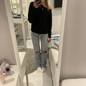 Zara midrise jaens  - Ljusblåa Straightleg midrise jeans med hål från zara  Frakt ingår!❤️
