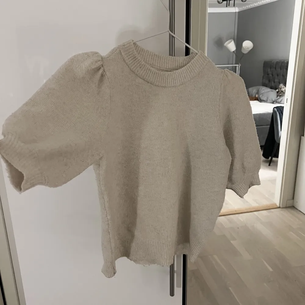 Säljer denna superfina stickade tröjan från Vero Moda. Köpt för ungefär ett år sedan, jätteskönt material och perfekt nu till våren💕buda!!!. Stickat.