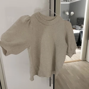 Stickad t-shirt - Säljer denna superfina stickade tröjan från Vero Moda. Köpt för ungefär ett år sedan, jätteskönt material och perfekt nu till våren💕buda!!!