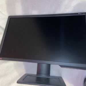 144Hz gamingskärm  - 1ms responstid. Säljer för kommer inte till användning. Strömsladd och Hdmi medföljer 