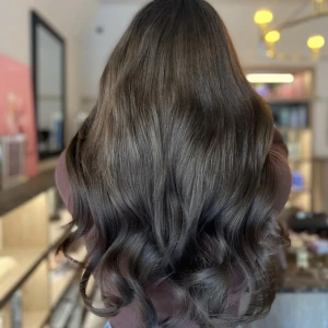 Löshår  - Tejp löshår säljs från märket Hello boomshell i färgen nute brown och är 175g samt 50cm. Det har endast använts 6 veckor under sommaren så löshåret är i nytt skick och kan brukas i 2 år sa salongen.Säljer löshåret för 4000 och nypris är 8500. 