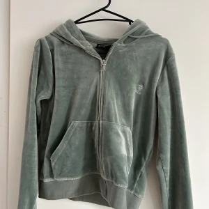 JUICY KOFTA  - juicy kofta i stolek M i mörk grön!använd få tal gånger och bra skick! Original pris 1000 kr 