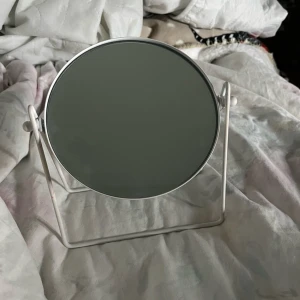 Spegel - En jätte fin spegel som är vit. Jag tvättar den innan jag packar ner den