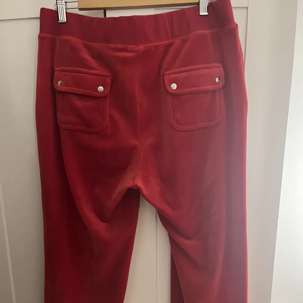 Säljer mina röda juicy couture byxor som jag köpt här på Plick. Använda typ två gånger så de är fortfarande i fint skick. De är i storlek L. Köpte för 700 därav säljer billigt 😇. Jeans & Byxor.