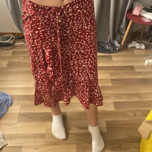 Sommarkjol - Fin kjol man kan själv justera hur man vill ha den, man kan ha så benet kommer fram mer eller täcker hela 