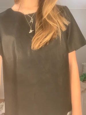 Svart skin tröja - Säljer denna svarta ”skin tröja”. Ganska sliten.  Den är i storlek S.  😍