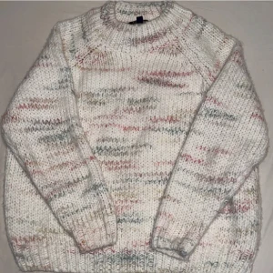 Stickad tröja - Super söt stickad tröja som är köpt i Italien i strl M! Nypris är 400 kr & den har inga defekter elr noppror ❤️🥰 