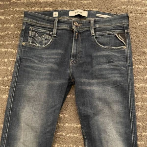 Replay Jeans - Säljer ett par nya replay jeans då dem är för små för mig😀 Skicket är 10/10 och storleken är 30/32. Kan tänka mig gå ner i pris vid smidig försäljning!😀