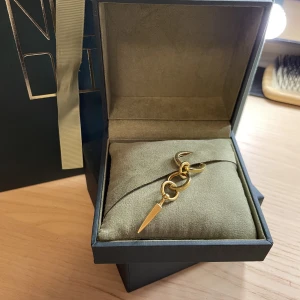 Chaos Queen earring - Jag köpte detta superfina Maria Nilsdotter örhänge för ungefär en månad sedan men har knappt använt den. Detta är pågrund av att jag velat fram och tillbaka mellan guld och silver men har nu bestämt mig för silver. Undrar om någon kanske är intresserad.❤️