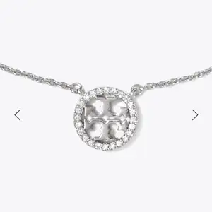 Säljer detta jättefina halsband från Tory Burch pga att jag inte använder silver smycken längre. Kan skicka fler bilder vid behov, de är i gott skick!