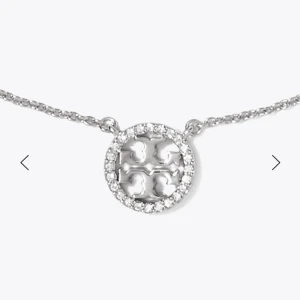 Tory Burch halsband - Säljer detta jättefina halsband från Tory Burch pga att jag inte använder silver smycken längre. Kan skicka fler bilder vid behov, de är i gott skick!