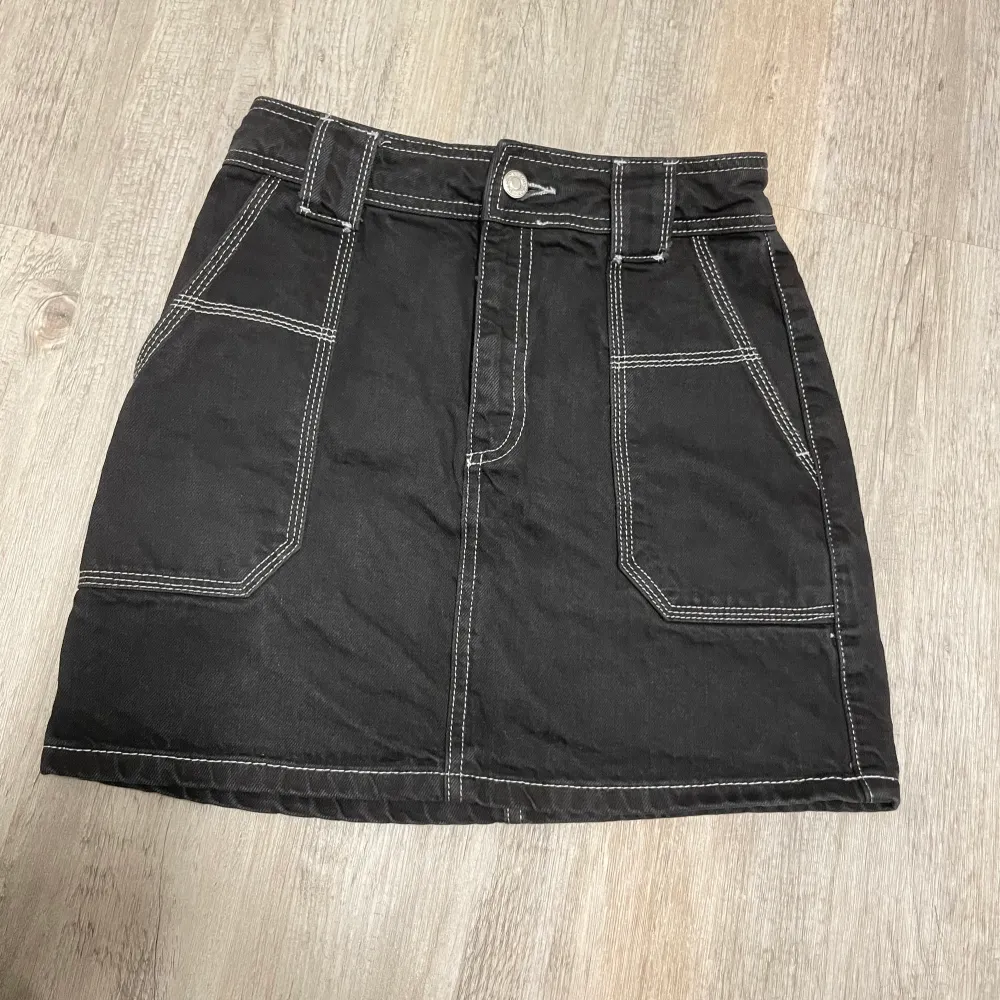 Svart jeanskjol från topshop med vita sömmar. Använda fåtal gånger och inga defekter. . Kjolar.