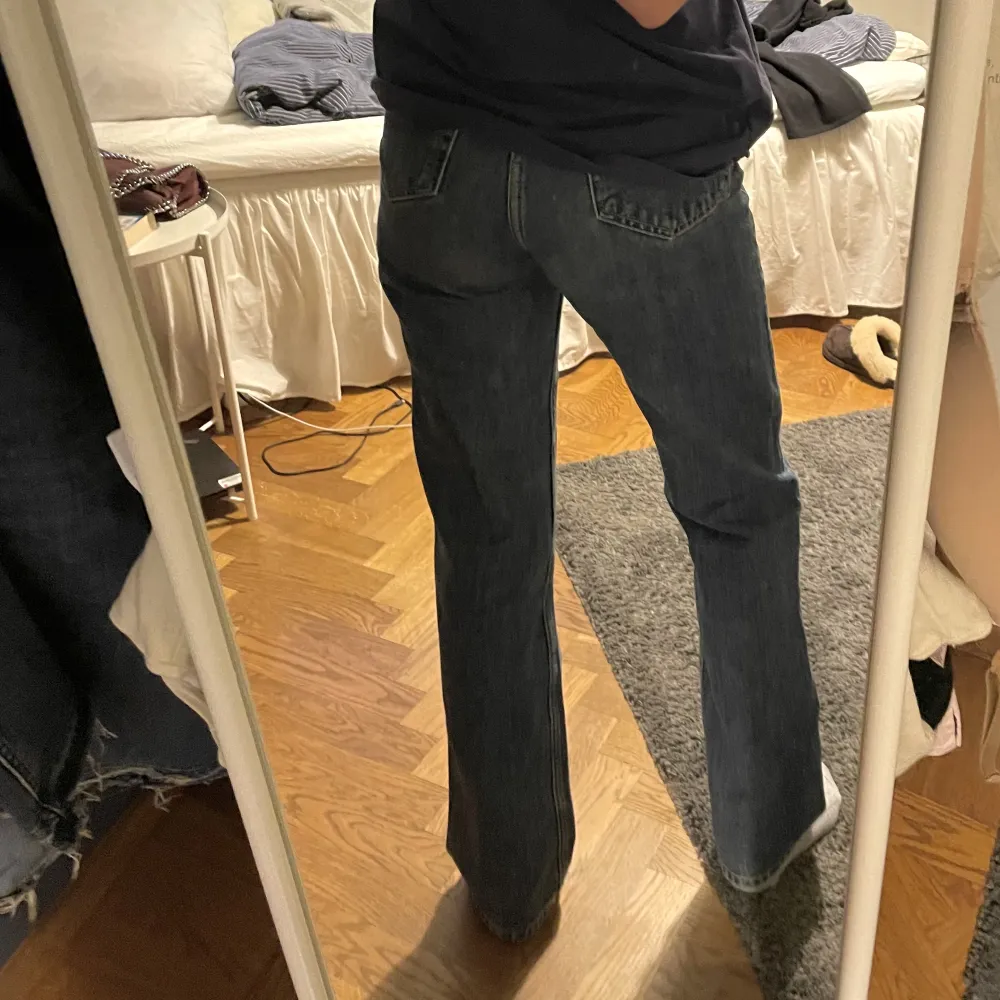 Mörkblå jeans från Weekday i modellen Rowe. Passar mig perfekt i längden och jag är 169!. Jeans & Byxor.