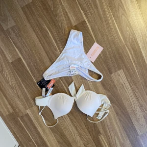 Bikini - Oanvänd bikini med lappar kvar💞