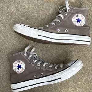 Bruna Converse - Brungråa converse, använda så det finns en del repor men inget man tänker på 👍🏼