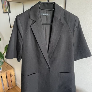 Kortärmad kavaj - Supersnygg kortärmad kavaj. Använd 2 gånger. Storlek 36 men passar en M.