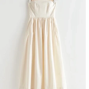 Volumnious bandeau dress - Så fin vit klänning från Other stories i storlek S! Den är bara använd en gång så den är i jättebra skick. Den har fickor och dubbelt tyg upptill så man behöver ingen bh under. Jag har även sytt upp den så att den passar mig som är 162cm.