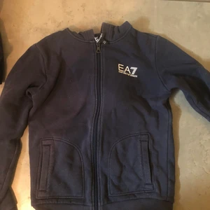 Ea7  - Säljer min gamla Armani tröja då den är för liten. Som man ser på bilden så finns det en liten fläck. Går säkert bort om man försöker. 