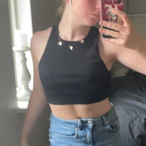 Svart Lager157 Tank top  - En svart tank top köpt på Lager157. Mycket fin och bekväm. Är lite stor precis över bysten och i armhålorna på mig. Ej använd.