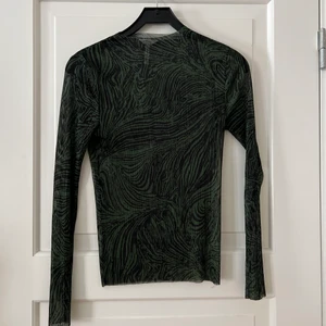 🖤💚Svart-grön zebramönstrad meshtopp💚🖤 - Svart-grön zebramönstrad långärmad meshtröja från Object, köpt på Nelly. Ribbat mesh-material. Använd en gång. Ganska hög i halsen. Storlek M. 