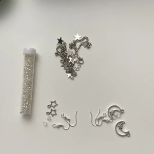 kit  - här är ett kit med halsband, pärlor, krokar och berlocker. Man får göra sina egna örhängen!💗