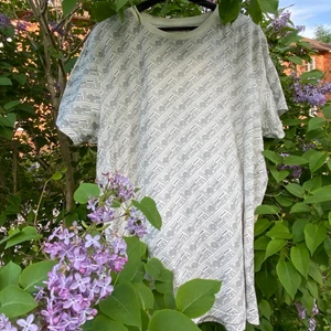 Dedicated tröja med Nintendo Nes kontroll tryck - En knappt använd vit tröja med Nintendo Nes kontroll tryck som täcker tröjan. Säljs endast pga liten strl Tröjan är från det fina märket Dedicated Perfekt för spelnörden och eller den stilmedvetna