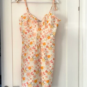 Klänning - Klänning från Moa Mattsons kollektion med nakd, storlek 36! Aldrig använd 