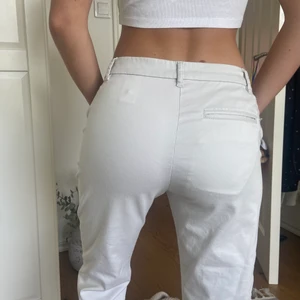 Beiga lågmidjade chinos  - Beiga lågmidjade chinos. Supersnygg passform med fickor. 