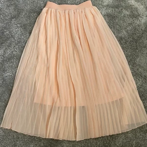 Kjol - Fin rosa kjol från nakd i storlek xs. Går runt knäna