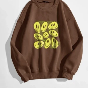 Brun Sweatshirt  - Fin sweatshirt från shein i nyskick, tröjan är oversized så passar en S/M också☺️