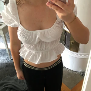 Sommar topp  - En söt vit topp från bershka, använd Max en gång. Djup i ryggen och perfekt till sommaren💞💞💞💞