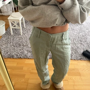 Linnebyxor  - Linnebyxor i en mintgrön färg, långa och raka ( är ca 170) . Köpta från NoaNoa för 1500. 100% linne med foder på insidan i viskås. Sitter lågmidjat.Helt oanvända
