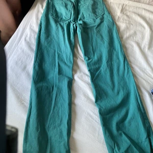 Jeans  - Gröna jeans, använda några få gånger. Storlek:34