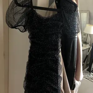 Säljer denna superfina klänningen som jag köpte 2020 och använde endast en gång, storlek xs men går på s då den är stretchig🥰Ser mindre ut på bild än vad den är🤍
