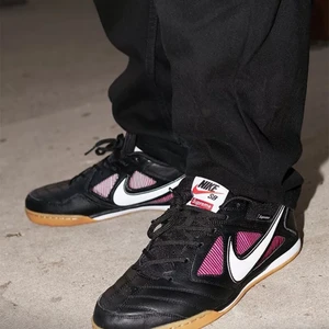 Supreme X Nike Gatos black/Purple - Använde ung 5 ggr inomhus 