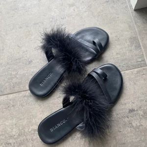 Bianco sandaler  - Intressekoll. Ett par superfina sandaler från Bianco med fakepäls på. Storlek 37. Använda ett fåtal gånger. Köparen står för frakten, inga returer 🥰